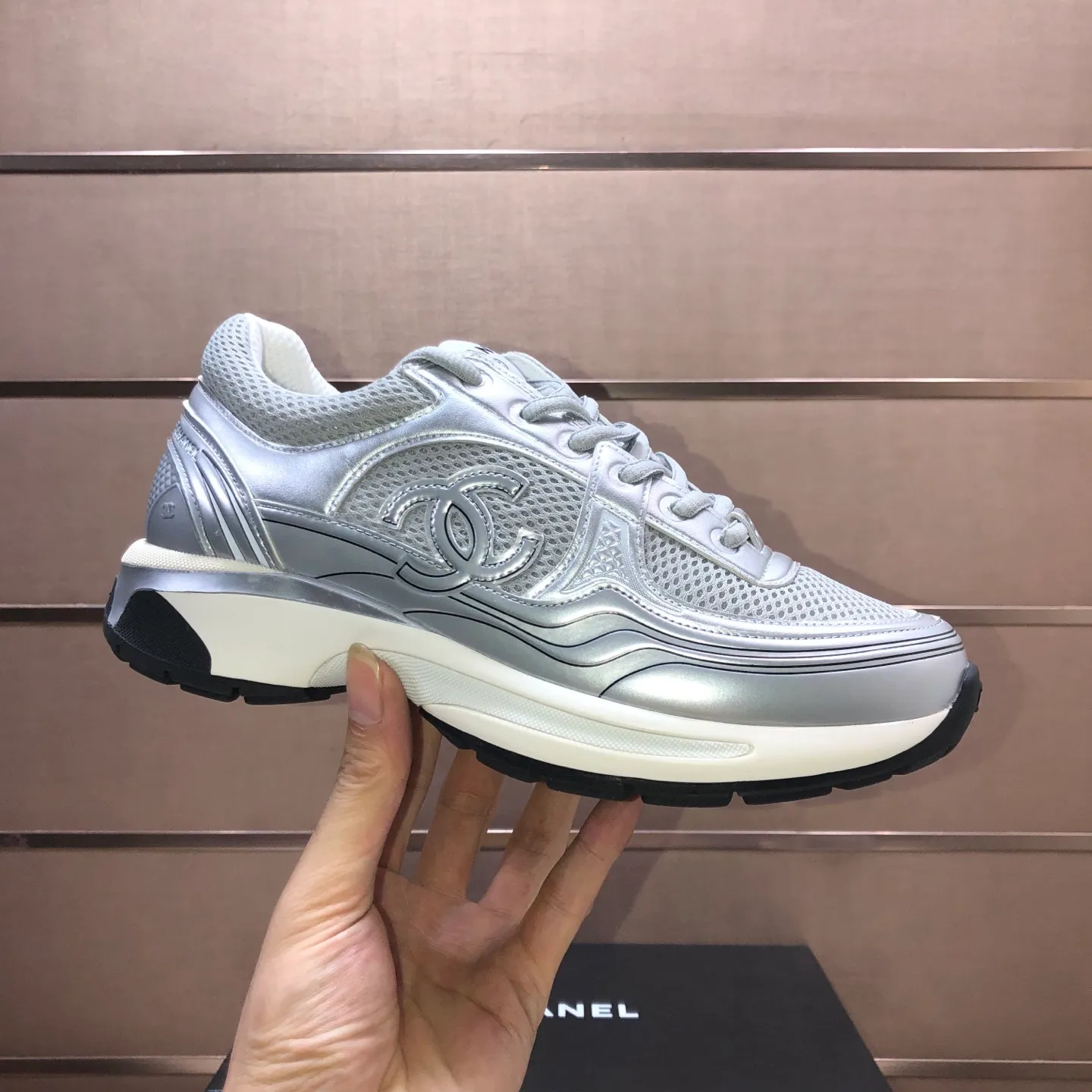 Men's shoes💰600💰【CHANEL】(Chanel couple's model)👩‍❤️‍💋‍👨The latest all-season shoes🔥🔥The ultimate derivative model. Not only are you more fashionable on your feet, but wearing flat shoes can also lengthen your overall body shape ~ "Features" The simple upper is paired with conspicuous small fragrant cloth strips, which is fashionable and high-end. 💕💕Selected Chanel fabric for the upper, comfortable and soft fabric lining available in 5 colors 🐎Size: (women's 35-39, customized 40. Men's 38-44, customized 45)